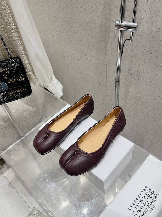 Maison Margiela｜马吉拉mm6 24Ss初夏新品皱褶分趾芭蕾舞鞋 时髦精必入 太太太百搭啦 夏天搭配各种凹造型必备 非常出片！ 定制混种小羊皮水染