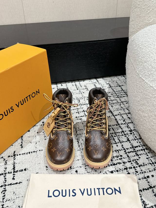 顶级版本 Louis Vuitton 路易威登24 秋冬 马丁靴 甄选小牛皮材质，饰以monogram老花装饰， 低调又不乏辨识度鞋底高密度发泡材质， 脚感轻盈