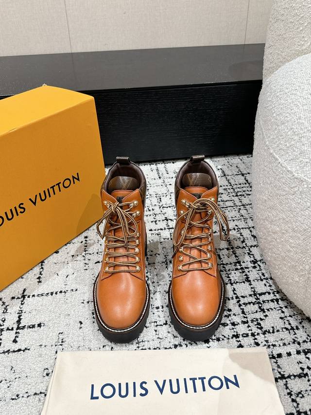 顶级版本 Louis Vuitton 路易威登24 秋冬 马丁靴 甄选小牛皮材质，饰以monogram老花装饰， 低调又不乏辨识度鞋底高密度发泡材质， 脚感轻盈