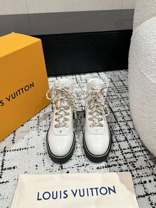 顶级版本 Louis Vuitton 路易威登24 秋冬 马丁靴 甄选小牛皮材质，饰以monogram老花装饰， 低调又不乏辨识度鞋底高密度发泡材质， 脚感轻盈