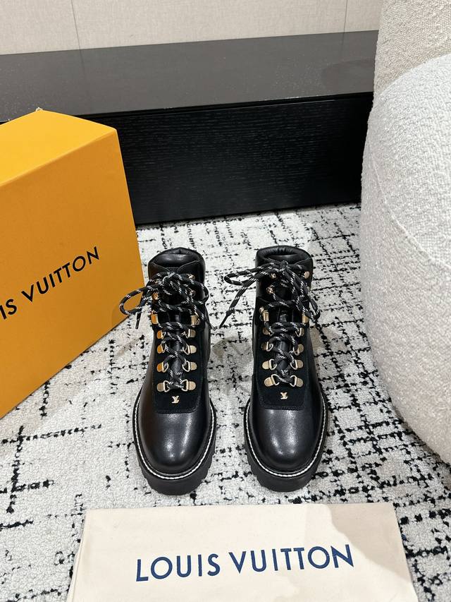 顶级版本 Louis Vuitton 路易威登24 秋冬 马丁靴 甄选小牛皮材质，饰以monogram老花装饰， 低调又不乏辨识度鞋底高密度发泡材质， 脚感轻盈