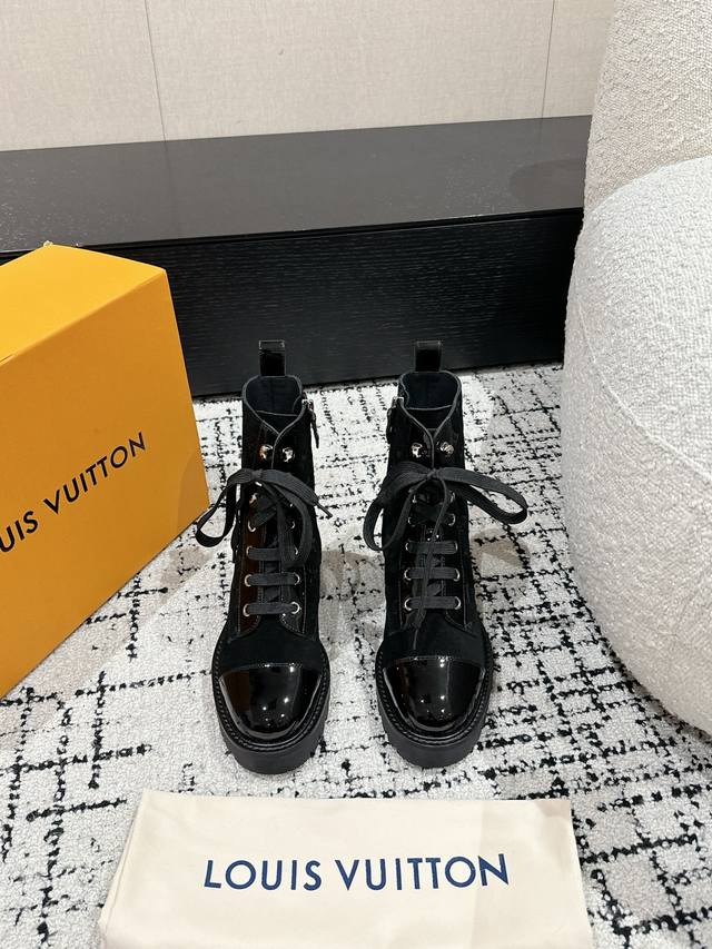 顶级版本 Louis Vuitton 路易威登24 秋冬 马丁靴 甄选小牛皮材质，饰以monogram老花装饰， 低调又不乏辨识度鞋底高密度发泡材质， 脚感轻盈