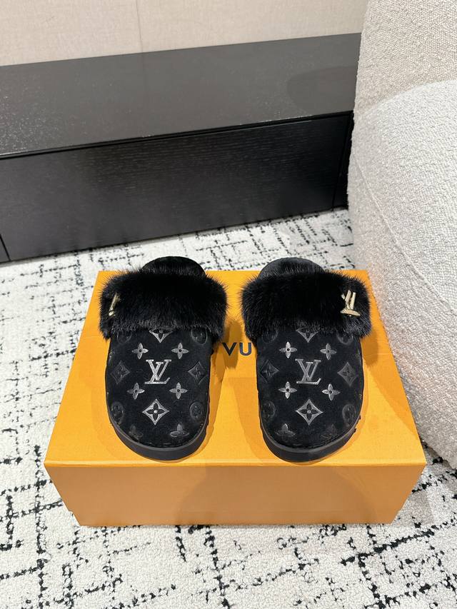 顶级版本 Louis Vuitton Lv 24 最新 平底水貂毛拖鞋 超舒适的lv双带毛拖 简约随性 时髦有范， 慵懒又不乏高级感，最舒适的拖鞋没有之一 随意