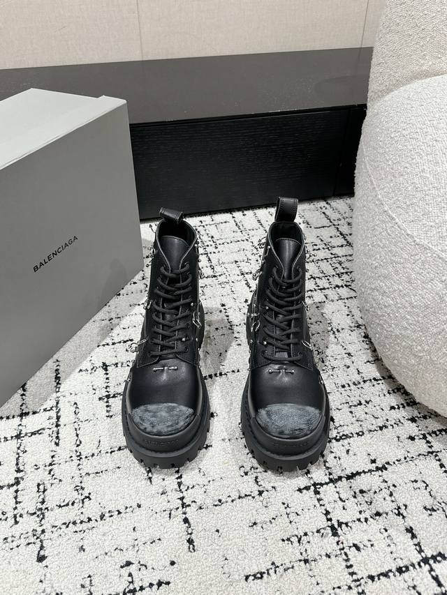 情侣款 顶级版本 Balenciaga 巴黎世家 24 Bulldozer Boots推土机系列 短靴 机车靴 巴黎世家的设计风格一直以来都是风格明显.暗黑.机