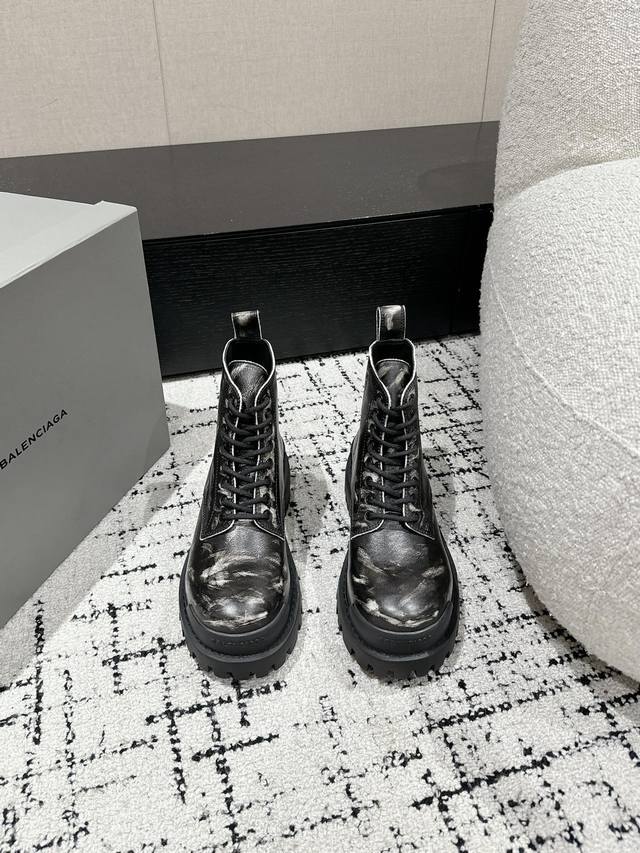 情侣款 顶级版本 Balenciaga 巴黎世家 24 Bulldozer Boots推土机系列涂鸦短靴 机车靴 巴黎世家的设计风格一直以来都是风格明显.暗黑.