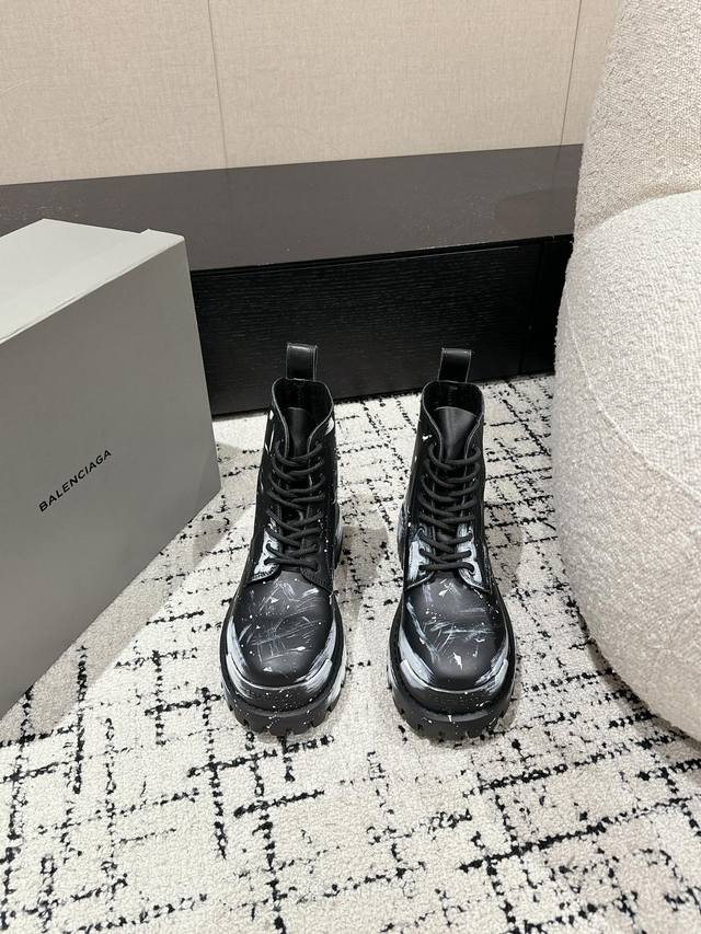 情侣款 顶级版本 Balenciaga 巴黎世家 24 Bulldozer Boots推土机系列涂鸦短靴 机车靴 巴黎世家的设计风格一直以来都是风格明显.暗黑.