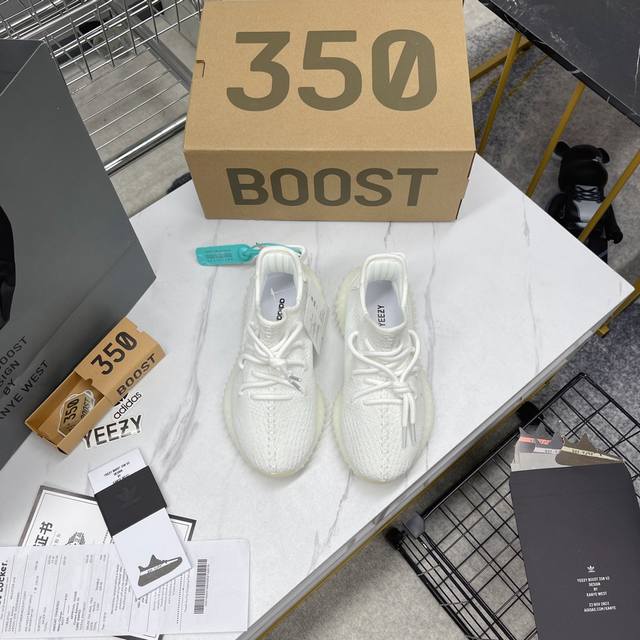 冲量价 Yeezy Boost V3 White Reflective 白冰淇淋 Clay 增添了不少质感，细节更加的清晰。 鞋身侧面的 [Sply- ] 字样