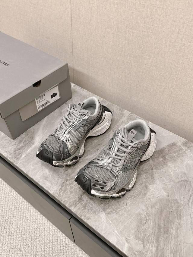 纯原版本balenciaga Stapler 巴黎世家十四代又名订书机情侣款！ 秋冬系列 官方同步 在延续 Balenciaga Runner 轮廓和复杂鞋面塑