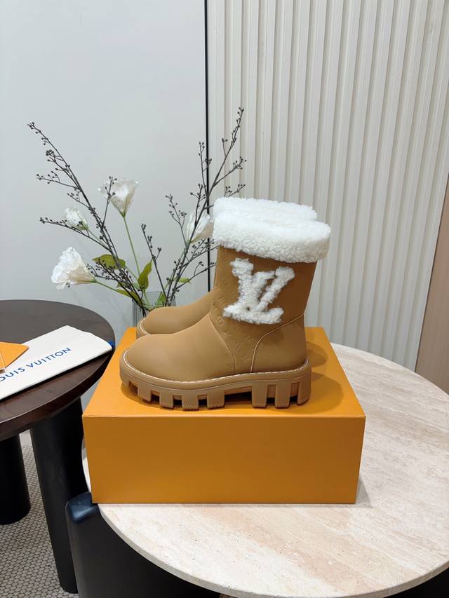 秋冬新款louis Vuitton Lv 厚底雪地靴羊毛内里短靴 本款 Lv 及踝靴以牛皮革彰显质感，为易于穿脱的设计融入厚实鞋跟和轻盈微型外底。 鞋面：牛皮压