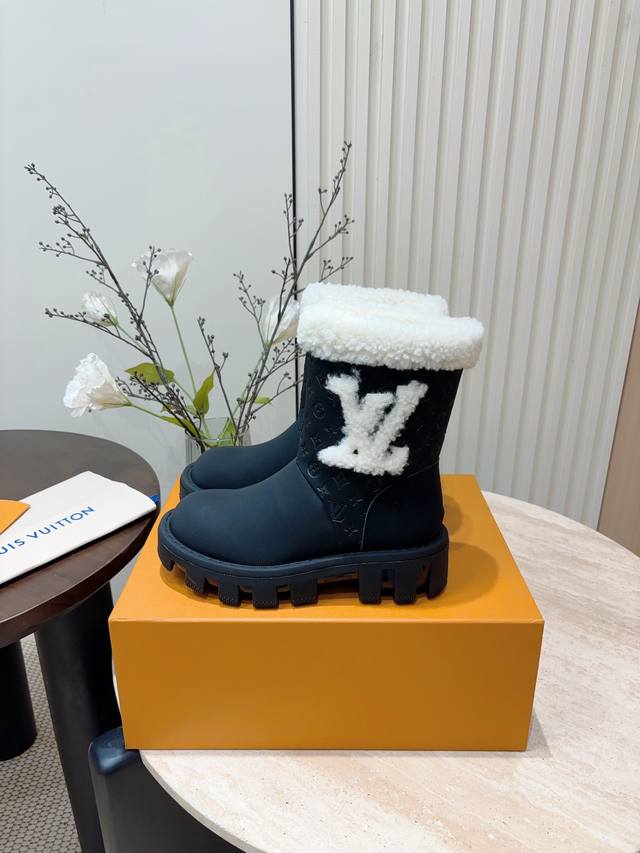 秋冬新款louis Vuitton Lv 厚底雪地靴羊毛内里短靴 本款 Lv 及踝靴以牛皮革彰显质感，为易于穿脱的设计融入厚实鞋跟和轻盈微型外底。 鞋面：牛皮压