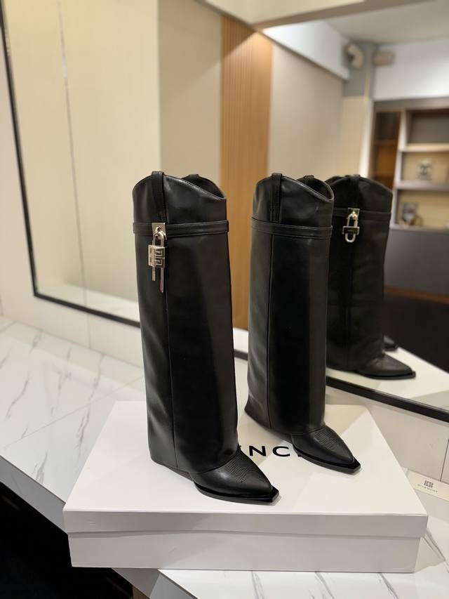 专柜正品级定制版本 Givenchy0 新款高跟刺绣长靴，市面最高版本 纪梵希 锁扣 鞋头刺绣花款 风靡整个时尚圈 原版开发鞋型超级正 最高还原度鞋型 包裹性非