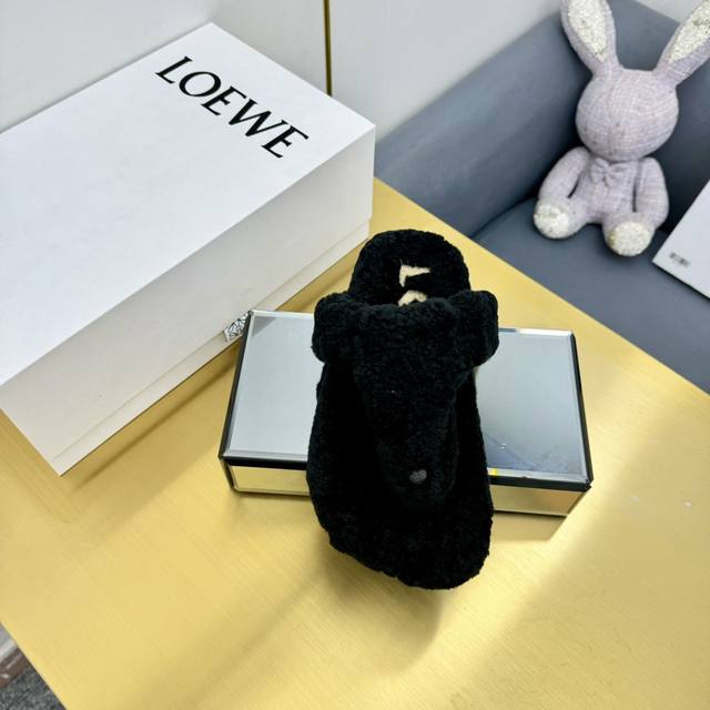 loewe 罗意威 24新款 毛拖鞋 Ease三连花瓣头 全皮包裹博肯鞋 进口羊羔毛材质 舒适度极高，非常具有辨识度，美貌与实用并存舒适而不单调的 材料：进口羊