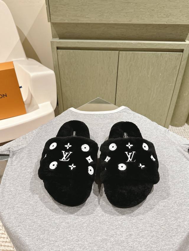 顶级品质 224 Louis Vuitton Ss24 New Arrival～ L家2024秋冬｜平底羊毛拖鞋新品 超舒适的lv双带毛拖 简约随性 时髦有范，