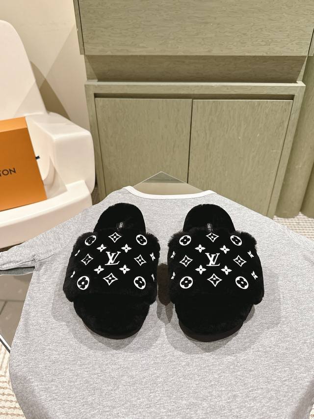 顶级品质 224 Louis Vuitton Ss24 New Arrival～ L家2024秋冬｜平底羊毛拖鞋新品 超舒适的lv双带毛拖 简约随性 时髦有范，