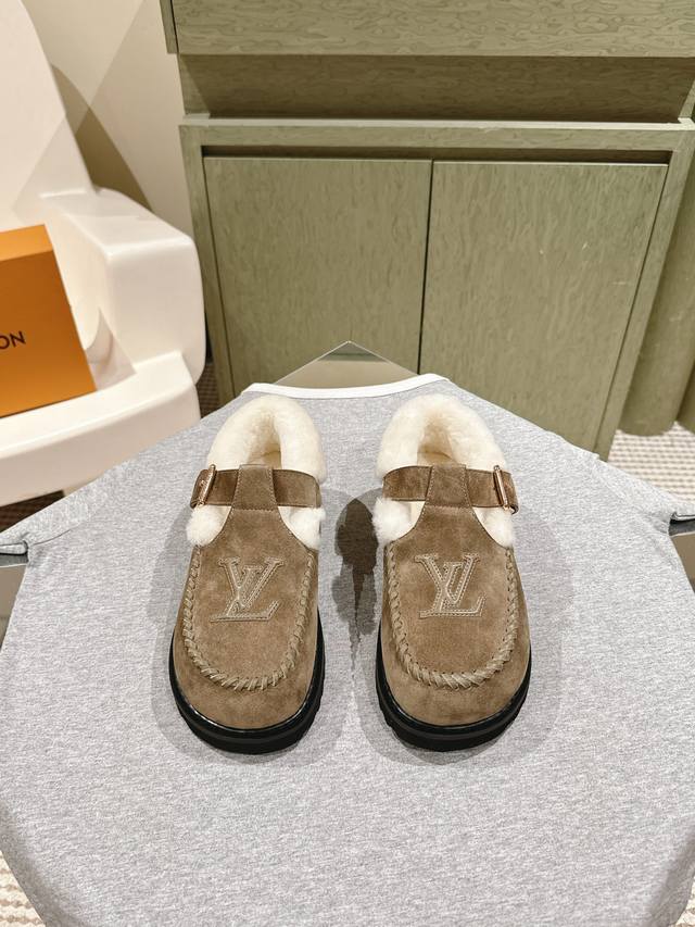 Lv Fw New Arrival～秋冬可爱毛毛鞋，勃肯鞋型体，玛丽珍t待设计；把时髦想要的元素融为一体！ 鞋面用皮条纯手工缝制，彰显手工作品的魅力 内里皮毛一