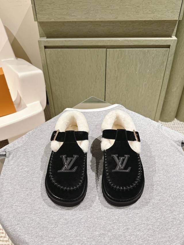 Lv Fw New Arrival～秋冬可爱毛毛鞋，勃肯鞋型体，玛丽珍t待设计；把时髦想要的元素融为一体！ 鞋面用皮条纯手工缝制，彰显手工作品的魅力 内里皮毛一