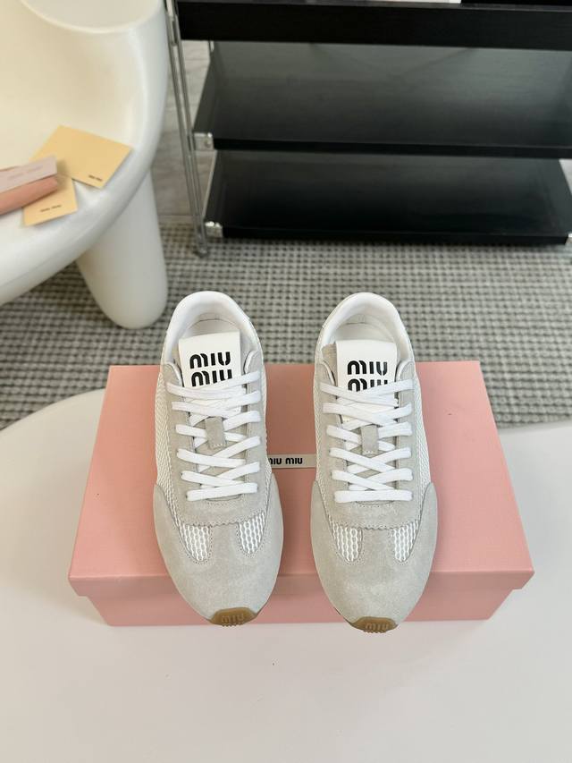 Miumiu 2025新品轻便球鞋德训鞋小白鞋！ Miu春夏秀场主推！大秀上爆出的这双球鞋 后全球各大代购官网火爆上市.简单很随意不羁又能体现单宁美感，整双鞋子