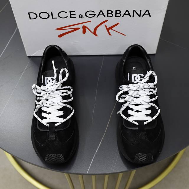 新品dolce&Gabbanadg男士运动休闲鞋。 原版进口多种材质拼接设计舒适透气内里 原版tpr弹力大底。 Size：38-44 45、46可定制