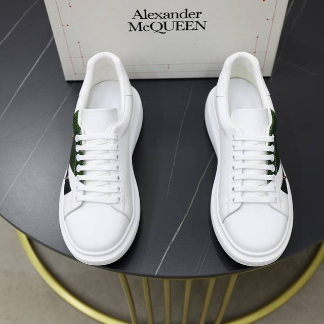 Alexander Mcqueen 麦昆经典明星爆款百搭小白鞋，原版大底！新色不断更新 面料：定制原版进口意大利丝绸牛皮 内里：进口羊皮内里 垫脚 大底：原版耐