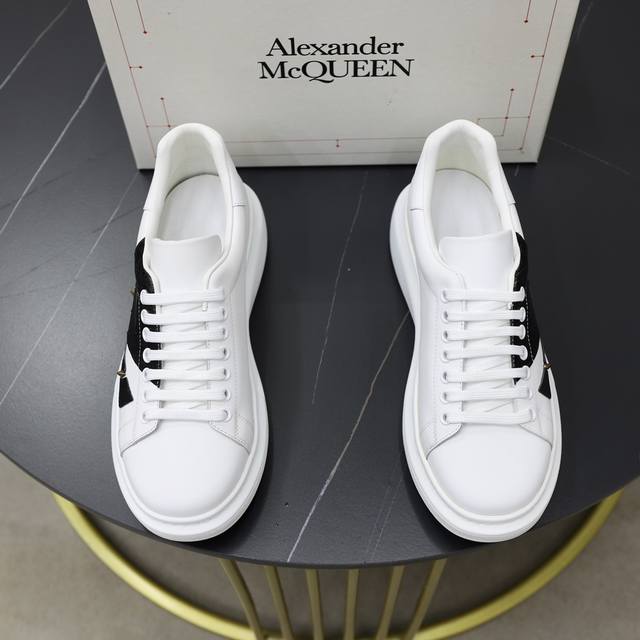 Alexander Mcqueen 麦昆经典明星爆款百搭小白鞋，原版大底！新色不断更新 面料：定制原版进口意大利丝绸牛皮 内里：进口羊皮内里 垫脚 大底：原版耐