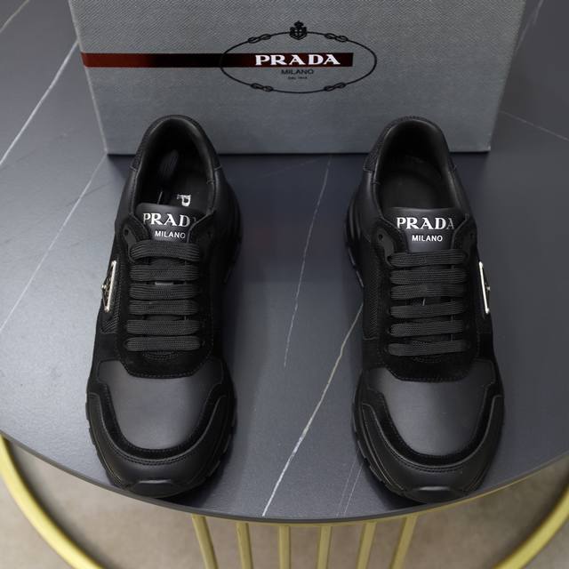 Prada 普拉达 -高端品质 原单 -鞋面：纳帕小牛皮、摔纹小牛皮拼接弹力布面、鞋舌高周波品牌logo -内里：水染牛皮 -大底：超轻tpu发泡 橡胶；双色成