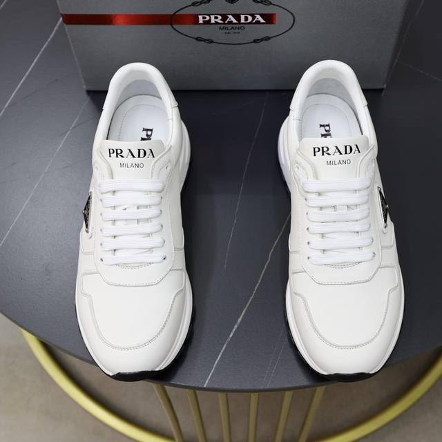 Prada 普拉达 -高端品质 原单 -鞋面：纳帕小牛皮、摔纹小牛皮拼接弹力布面、鞋舌高周波品牌logo -内里：水染牛皮 -大底：超轻tpu发泡 橡胶；双色成