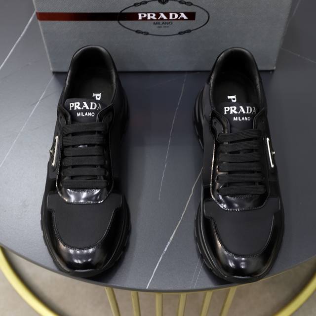 Prada 普拉达 -高端品质 原单 -鞋面：纳帕小牛皮、摔纹小牛皮拼接弹力布面、鞋舌高周波品牌logo -内里：水染牛皮 -大底：超轻tpu发泡 橡胶；双色成