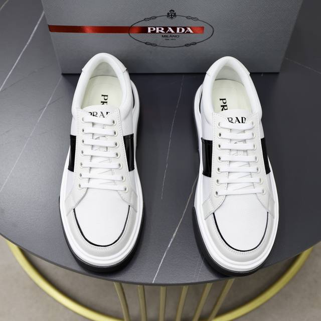 顶级原单 品牌：Prada 普拉达 标准码：男码38 44 45可以定做 等级：官网同款 材料：原版牛皮拼接进口布匹 牛皮内里 原版组合双色耐磨柔软大底 款式类