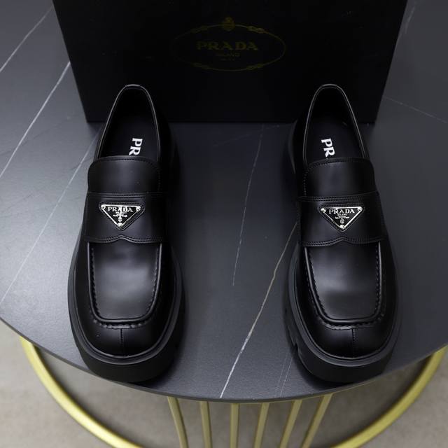 顶级原单 品牌：Prada 普拉达 标准码：男码38 44 45、46可以定做 等级：官网同款 材料：原版牛皮面 牛皮内里 原版耐磨柔软大底 款式类别：商务休闲