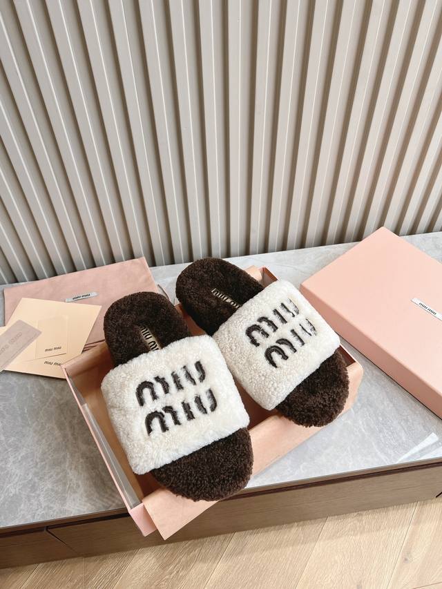 出厂 顶级版本 Miu Miu 24Ss 秋冬新品毛拖～ 秋冬新宠 百搭时髦单品！ 不管居家还是外穿都是品味的象征性！ 秋冬搭配袜子 那更是太绝太绝了 进口澳洲