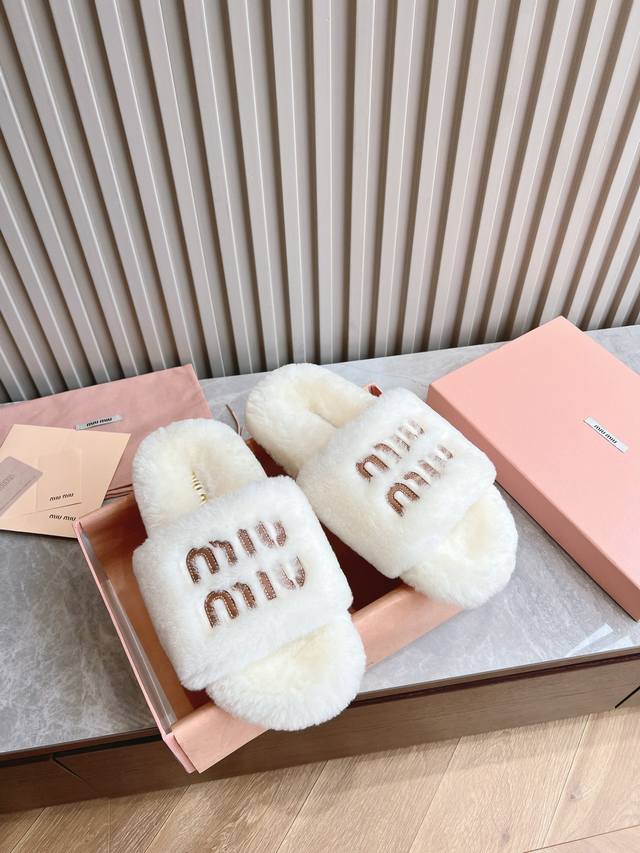 出厂 顶级版本 Miu Miu 24Ss 秋冬新品毛拖～ 秋冬新宠 百搭时髦单品！ 不管居家还是外穿都是品味的象征性！ 秋冬搭配袜子 那更是太绝太绝了 进口澳洲