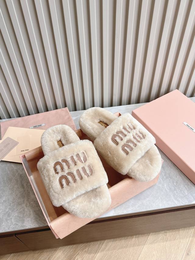 出厂 顶级版本 Miu Miu 24Ss 秋冬新品毛拖～ 秋冬新宠 百搭时髦单品！ 不管居家还是外穿都是品味的象征性！ 秋冬搭配袜子 那更是太绝太绝了 进口澳洲