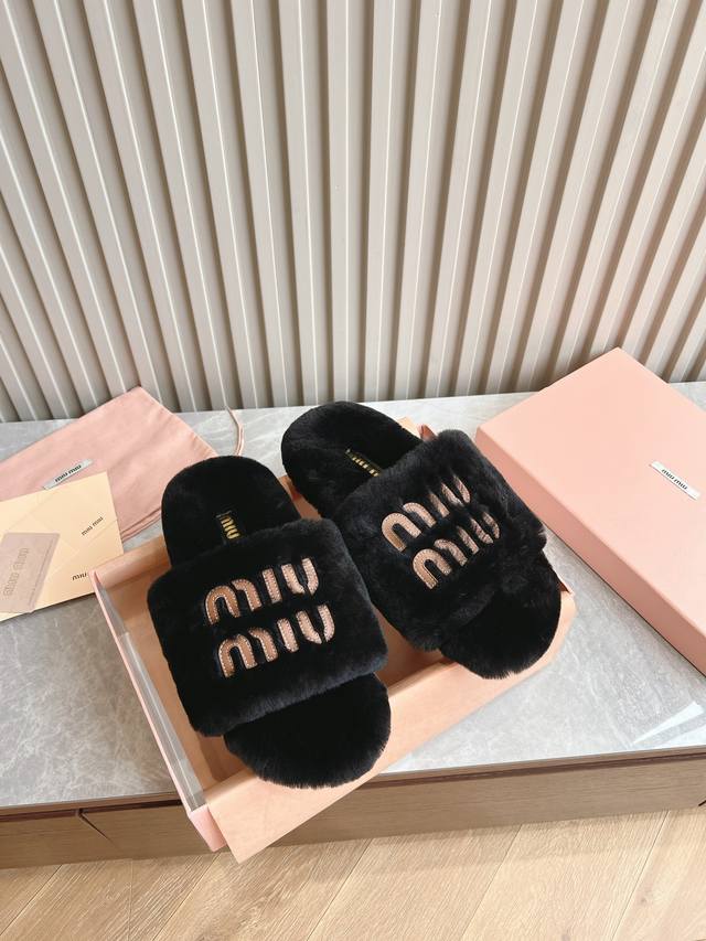 出厂 顶级版本 Miu Miu 24Ss 秋冬新品毛拖～ 秋冬新宠 百搭时髦单品！ 不管居家还是外穿都是品味的象征性！ 秋冬搭配袜子 那更是太绝太绝了 进口澳洲