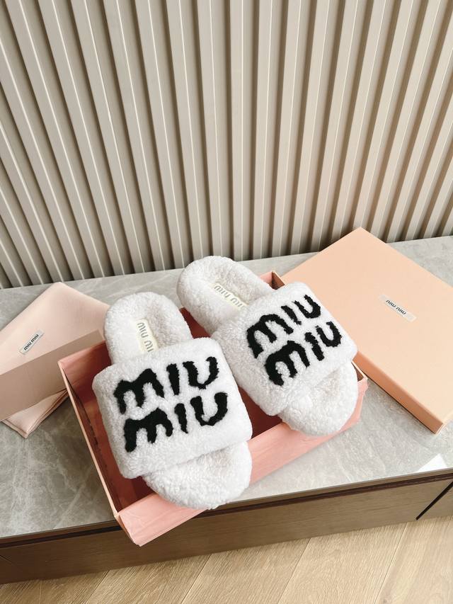 出厂 顶级版本 Miu Miu 24Ss 秋冬新品毛拖～ 秋冬新宠 百搭时髦单品！ 不管居家还是外穿都是品味的象征性！ 秋冬搭配袜子 那更是太绝太绝了 进口澳洲