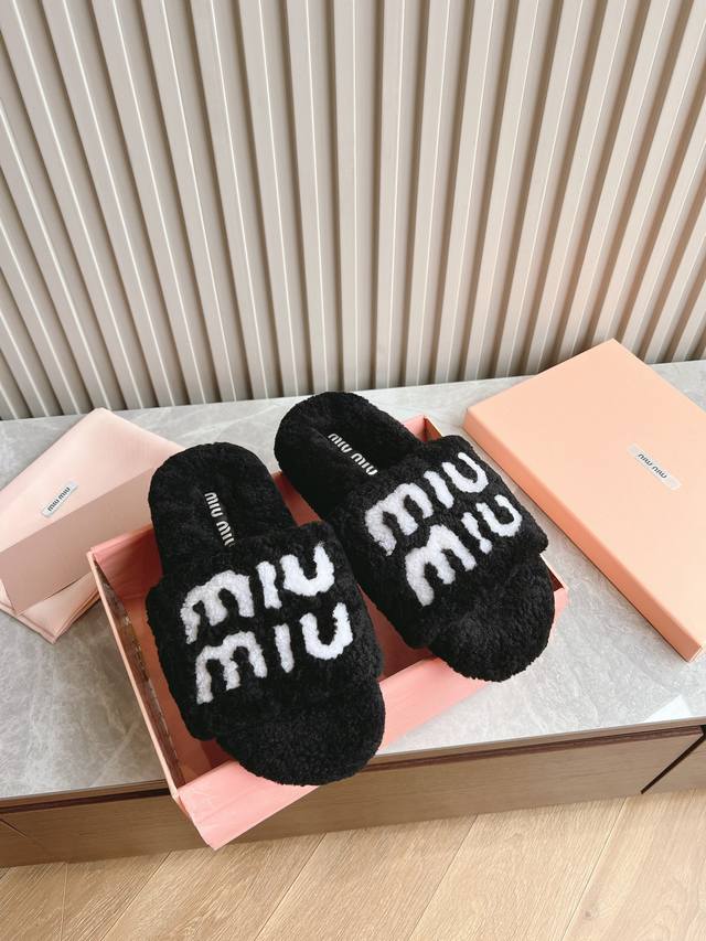 出厂 顶级版本 Miu Miu 24Ss 秋冬新品毛拖～ 秋冬新宠 百搭时髦单品！ 不管居家还是外穿都是品味的象征性！ 秋冬搭配袜子 那更是太绝太绝了 进口澳洲