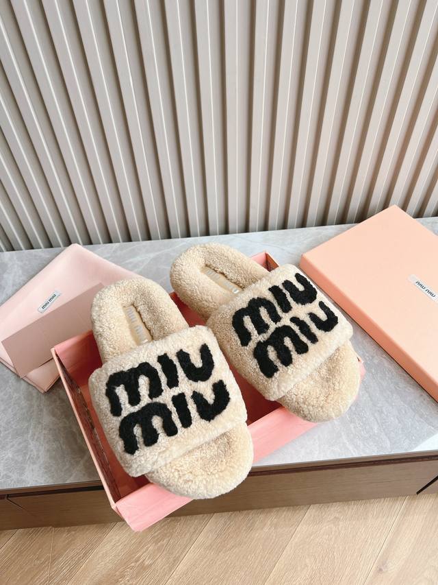 出厂 顶级版本 Miu Miu 24Ss 秋冬新品毛拖～ 秋冬新宠 百搭时髦单品！ 不管居家还是外穿都是品味的象征性！ 秋冬搭配袜子 那更是太绝太绝了 进口澳洲