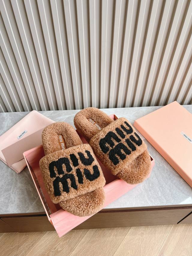 出厂 顶级版本 Miu Miu 24Ss 秋冬新品毛拖～ 秋冬新宠 百搭时髦单品！ 不管居家还是外穿都是品味的象征性！ 秋冬搭配袜子 那更是太绝太绝了 进口澳洲