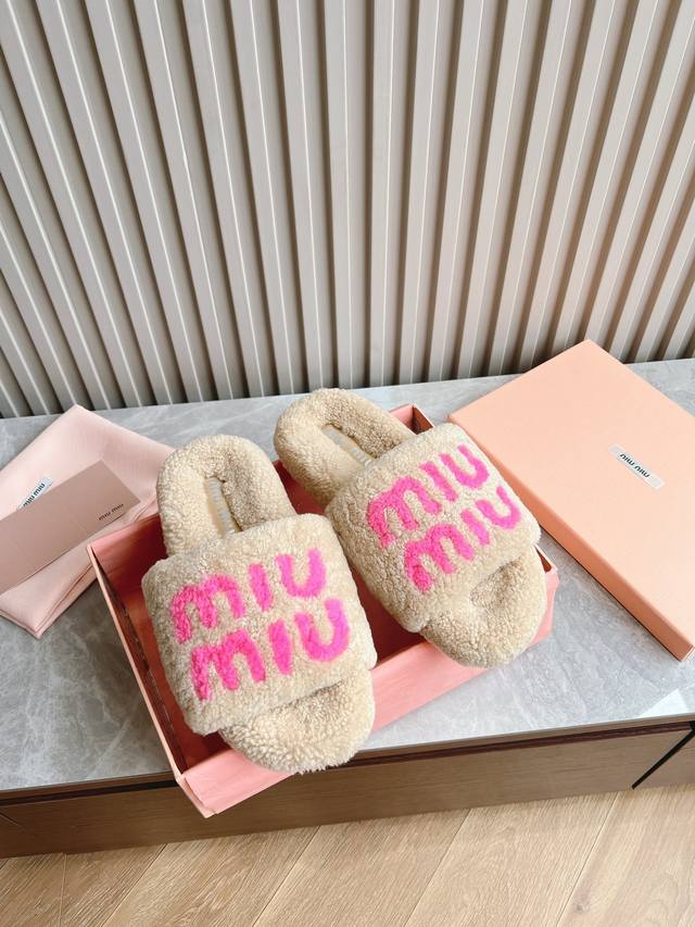 出厂 顶级版本 Miu Miu 24Ss 秋冬新品毛拖～ 秋冬新宠 百搭时髦单品！ 不管居家还是外穿都是品味的象征性！ 秋冬搭配袜子 那更是太绝太绝了 进口澳洲