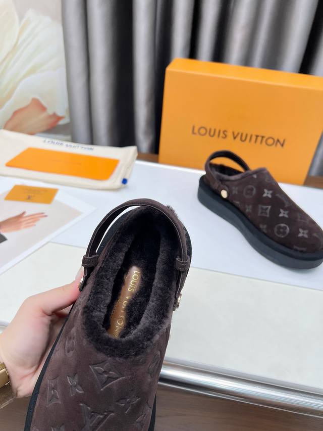 工厂价 Louis Vuitton 路易威登 Lv 新款专柜同步毛毛拖爆发售，鞋面意大利进口绒面牛皮，全羊皮毛一体内里，完全1比1复刻，鞋底：特供原版底，原厂跟