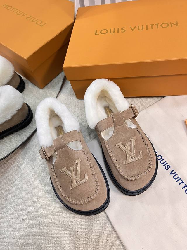 路易威登lv Louis Vuott On Fw24 New Arrival～秋冬最新款毛毛拖鞋～ 这双毛拖也是好好看！皮质的就是非常高级呀！！搭配秋冬的牛仔短