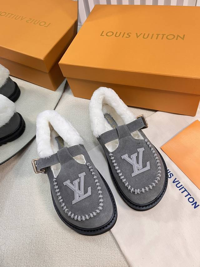 路易威登lv Louis Vuott On Fw24 New Arrival～秋冬最新款毛毛拖鞋～ 这双毛拖也是好好看！皮质的就是非常高级呀！！搭配秋冬的牛仔短