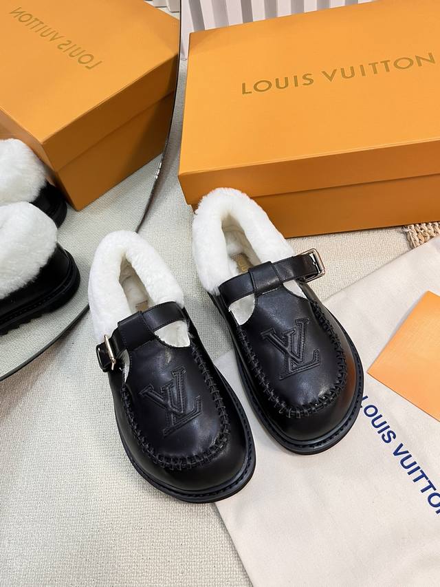 路易威登lv Louis Vuott On Fw24 New Arrival～秋冬最新款毛毛拖鞋～ 这双毛拖也是好好看！皮质的就是非常高级呀！！搭配秋冬的牛仔短