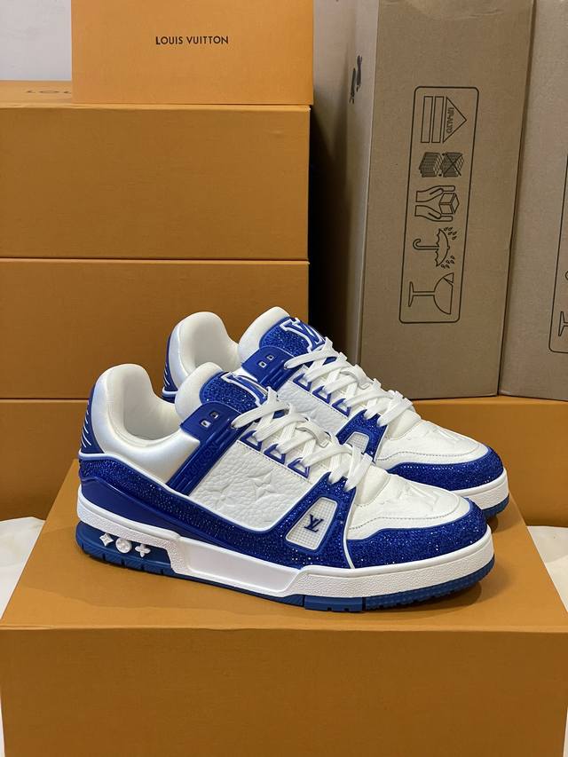 顶级版本 情侣款 本款 Lv Trainer 运动鞋闪烁水晶的炫目光芒，向设计师virgil Abloh 春夏系列推出的原版设计致敬。繁复鞋面和橡胶外底宣示经典