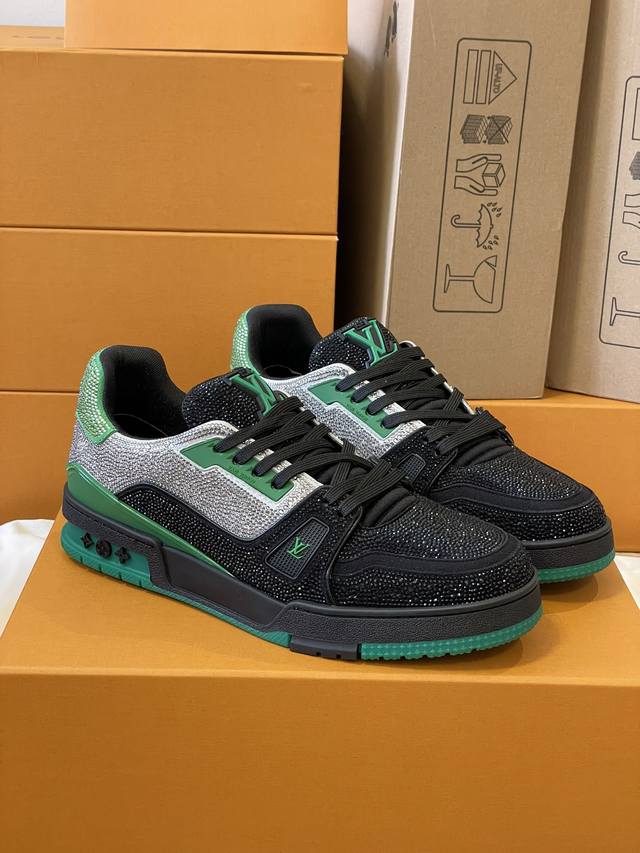 顶级版本 情侣款 本款 Lv Trainer 运动鞋闪烁水晶的炫目光芒，向设计师virgil Abloh 春夏系列推出的原版设计致敬。繁复鞋面和橡胶外底宣示经典