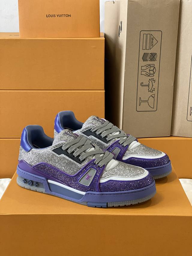 顶级版本 情侣款 本款 Lv Trainer 运动鞋闪烁水晶的炫目光芒，向设计师virgil Abloh 春夏系列推出的原版设计致敬。繁复鞋面和橡胶外底宣示经典