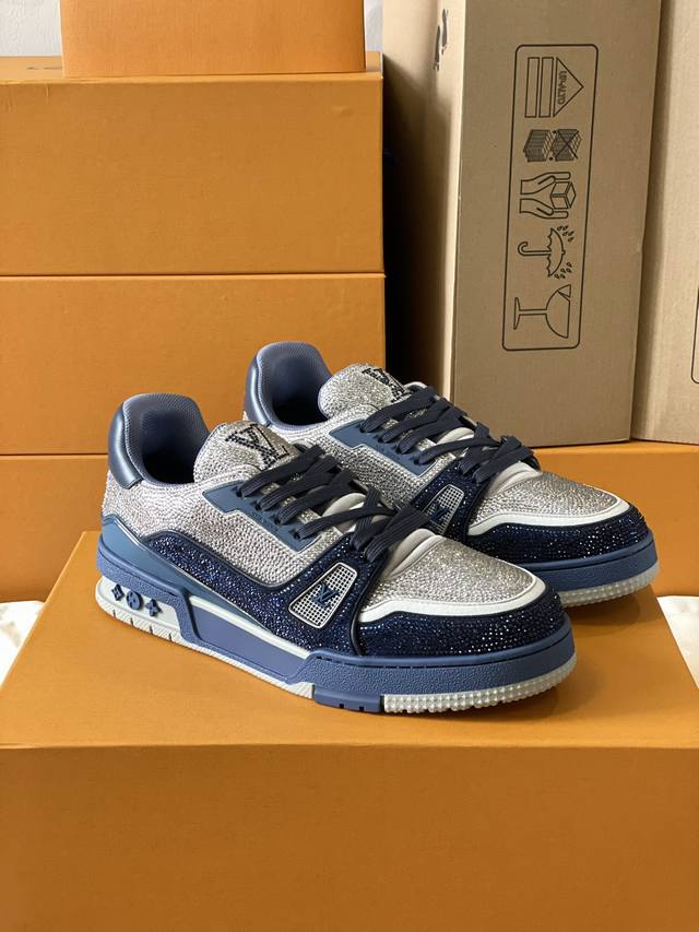 顶级版本 情侣款 本款 Lv Trainer 运动鞋闪烁水晶的炫目光芒，向设计师virgil Abloh 春夏系列推出的原版设计致敬。繁复鞋面和橡胶外底宣示经典