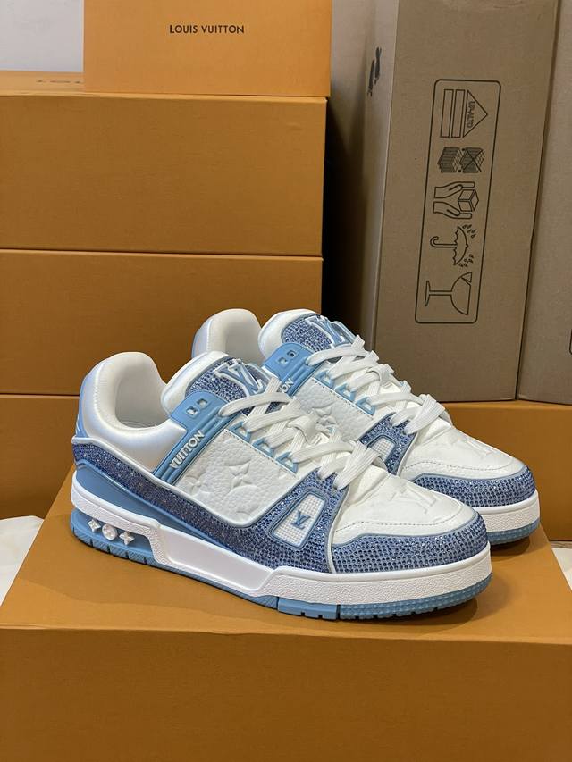 顶级版本 情侣款 本款 Lv Trainer 运动鞋闪烁水晶的炫目光芒，向设计师virgil Abloh 春夏系列推出的原版设计致敬。繁复鞋面和橡胶外底宣示经典