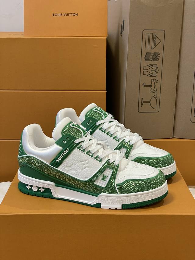 顶级版本 情侣款 本款 Lv Trainer 运动鞋闪烁水晶的炫目光芒，向设计师virgil Abloh 春夏系列推出的原版设计致敬。繁复鞋面和橡胶外底宣示经典