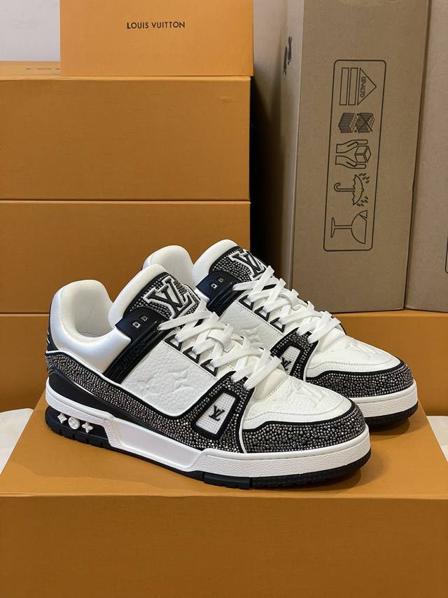 顶级版本 情侣款 本款 Lv Trainer 运动鞋闪烁水晶的炫目光芒，向设计师virgil Abloh 春夏系列推出的原版设计致敬。繁复鞋面和橡胶外底宣示经典