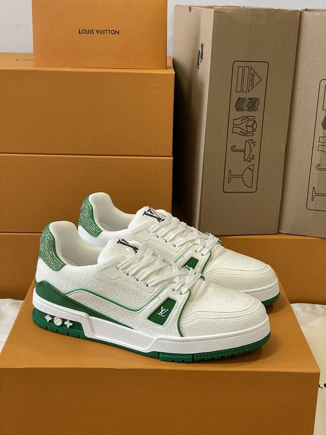 顶级版本 情侣款 本款 Lv Trainer 运动鞋闪烁水晶的炫目光芒，向设计师virgil Abloh 春夏系列推出的原版设计致敬。繁复鞋面和橡胶外底宣示经典